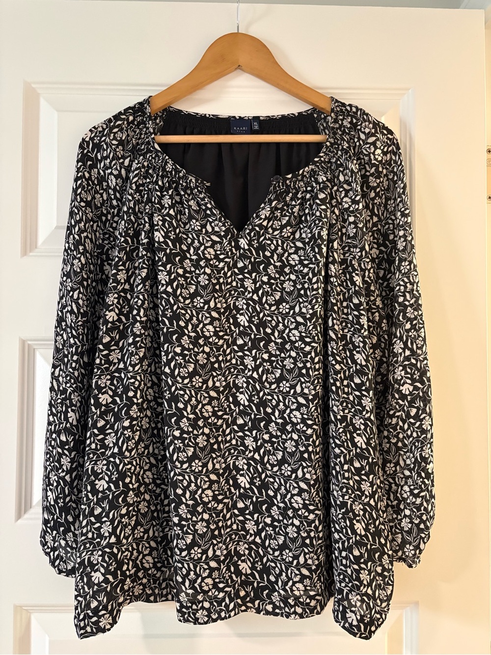 NWOT Kaari Blue Black & White Floral V-Neck Peasant Floral Spring Workwear Chic